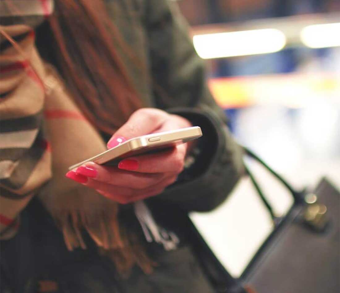 girl with phone in hand