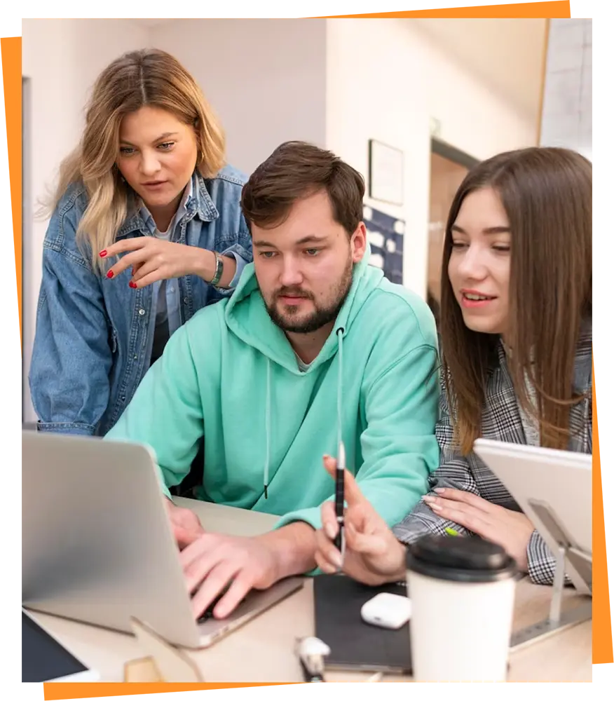 Employes working on laptop